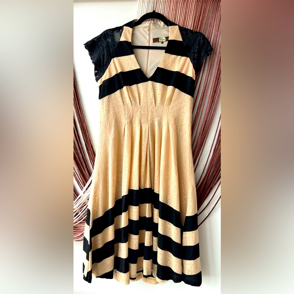 Eva Franco Black and Cream Lace Dress Size 4